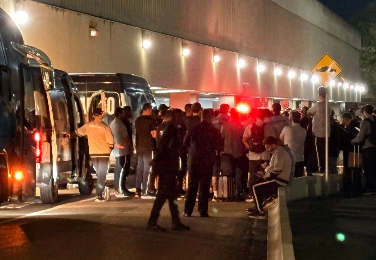 Botafogo desembarca no Galeão com segurança reforçada e protestos