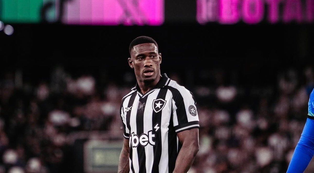 Botafogo discute rescisão de contrato de Bastos após ausência
